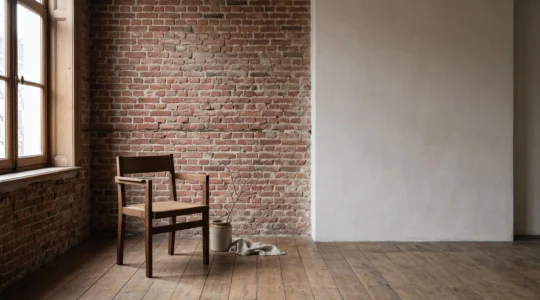 Une chaise minimaliste en bois clair posée dans un intérieur épuré à la lumière du nord, symbolisant la transformation d'un objet banal par le design thinking